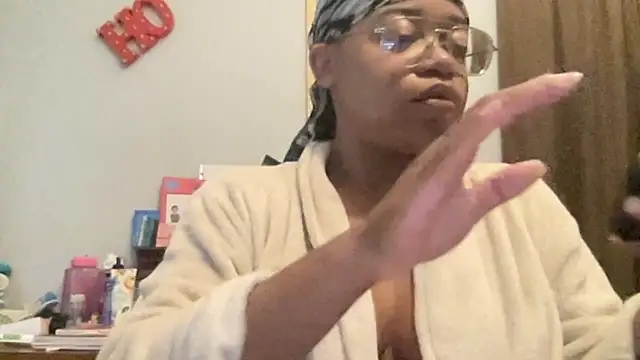 Snapshot of MommyConfident chatting on October 8, 2025, 1:42 pm MommyConfident online show from October 8, 2025, 1:42 pm