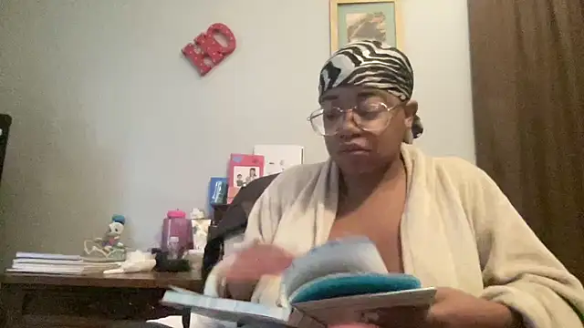 Snapshot of MommyConfident chatting on October 28, 2025, 1:03 pm MommyConfident online show from October 28, 2025, 1:03 pm