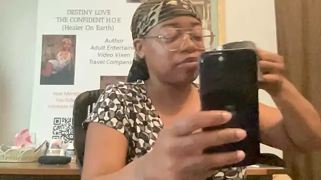 MommyConfident online show from June 7, 2026, 7:39 pm