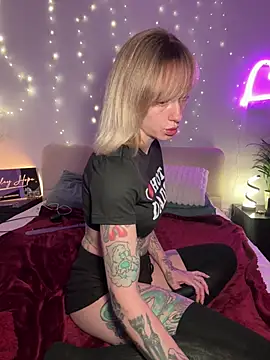 haileyhope  online show from February 11, 2026, 3:28 pm