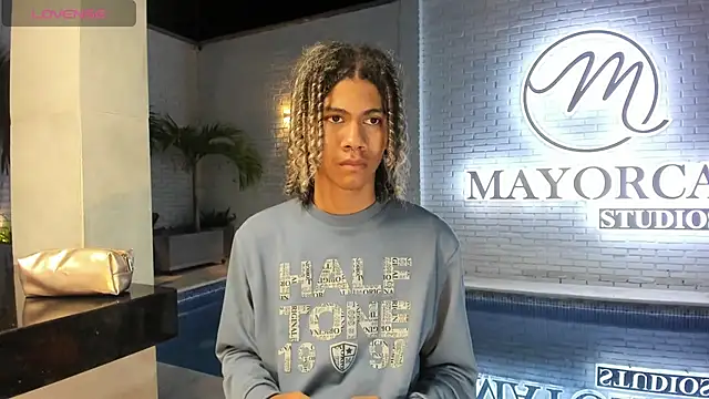 Snapshot of Maxim-Walker chatting on March 2, 2025, 3:13 am Maxim-Walker online show from March 2, 2025, 3:13 am