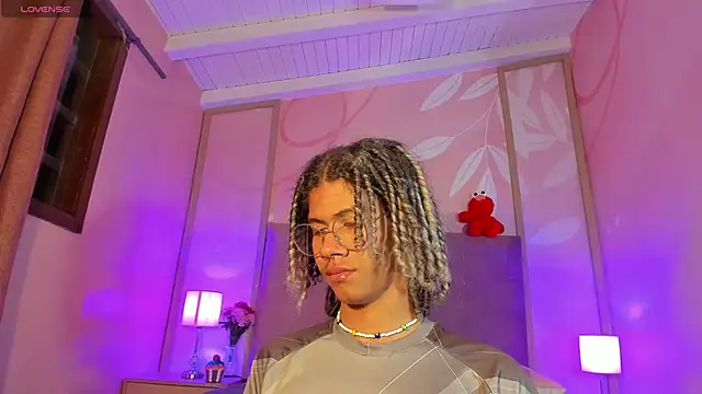 Snapshot of Maxim-Walker chatting on March 9, 2025, 6:17 am Maxim-Walker online show from March 9, 2025, 6:17 am