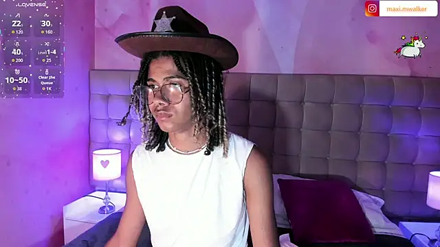 Snapshot of Maxim-Walker chatting on October 7, 2025, 6:32 am Maxim-Walker online show from October 7, 2025, 6:32 am