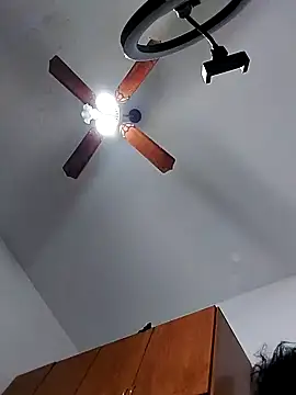 littlebrunett online show from February 10, 2025, 12:18 pm