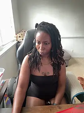LeyaHoneybuns online show from May 27, 2026, 4:04 pm