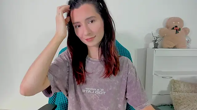 crystalnut online show from November 20, 2025, 3:07 am