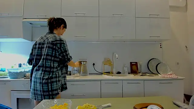 crystalnut online show from December 4, 2025, 3:27 am