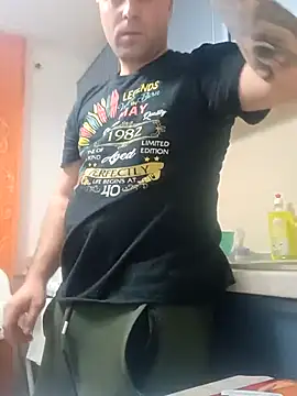 Snapshot of LucianM6 chatting on November 12, 2025, 3:01 pm LucianM6 online show from November 12, 2025, 3:01 pm