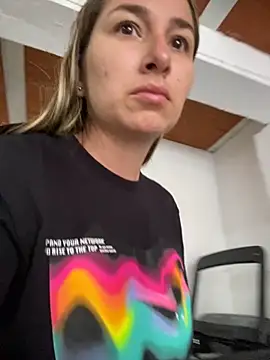 Iris love18 online show from September 26, 2025, 3:05 pm