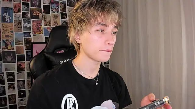 Snapshot of liamelf chatting on May 1, 2026, 4:17 am liamelf online show from May 1, 2026, 4:17 am