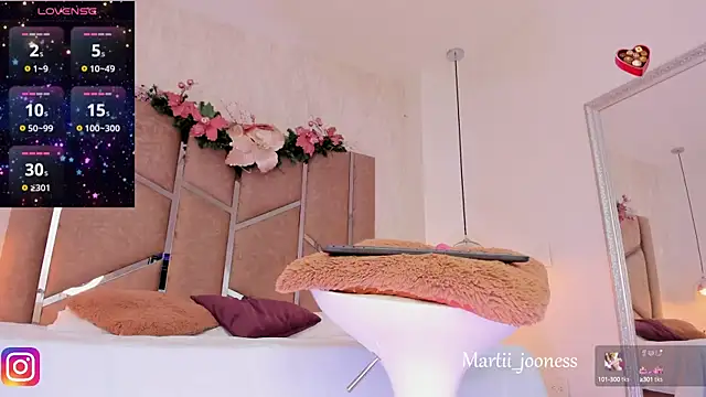 Snapshot of Martinaa_Jones_ chatting on January 12, 2025, 7:10 pm Martinaa Jones online show from January 12, 2025, 7:10 pm