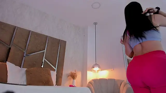 Martinaa Jones  online show from February 11, 2026, 12:10 pm