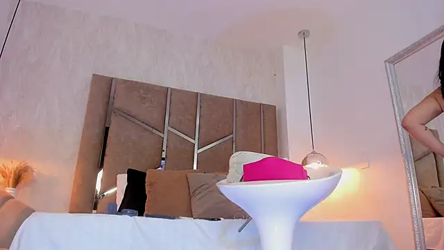 Martinaa Jones  online show from March 6, 2026, 12:23 pm