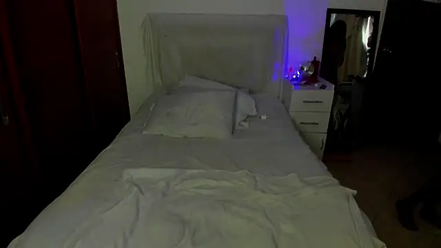 Snapshot of Lucyerobbie chatting on November 15, 2025, 8:05 pm Lucyerobbie online show from November 15, 2025, 8:05 pm