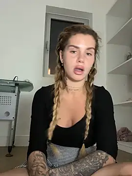 EmiliaCatalina online show from November 1, 2025, 5:09 am