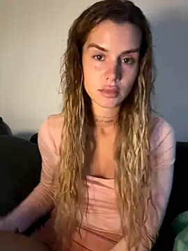 EmiliaCatalina online show from January 5, 2026, 11:30 pm