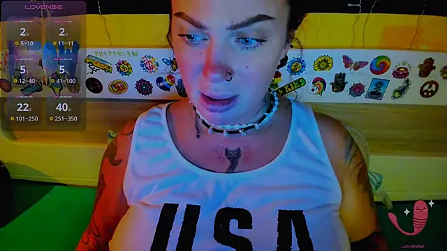 Snapshot of EllieOz chatting on October 22, 2025, 5:45 pm EllieOz online show from October 22, 2025, 5:45 pm