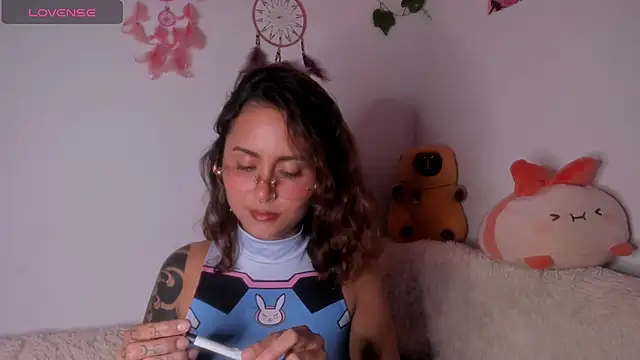 Snapshot of Violette-Ramirez01 chatting on February 12, 2026, 12:27 am Violette-Ramirez01 online show from February 12, 2026, 12:27 am