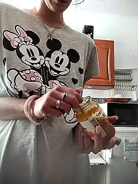 Snapshot of LauraBaby chatting on September 29, 2025, 12:10 pm LauraBaby online show from September 29, 2025, 12:10 pm