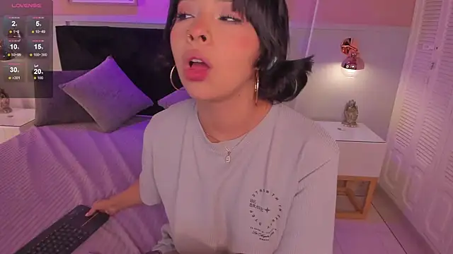 chloe watson  online show from April 16, 2026, 7:25 pm