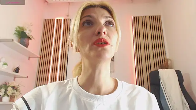 RileyLanna online show from November 10, 2025, 4:33 am