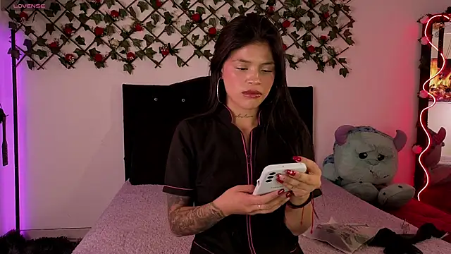 Snapshot of Alaia_Asuka chatting on October 7, 2025, 11:35 pm Alaia Asuka online show from October 7, 2025, 11:35 pm