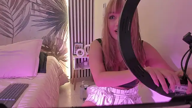 Samaantha-White online show from April 10, 2026, 11:26 am