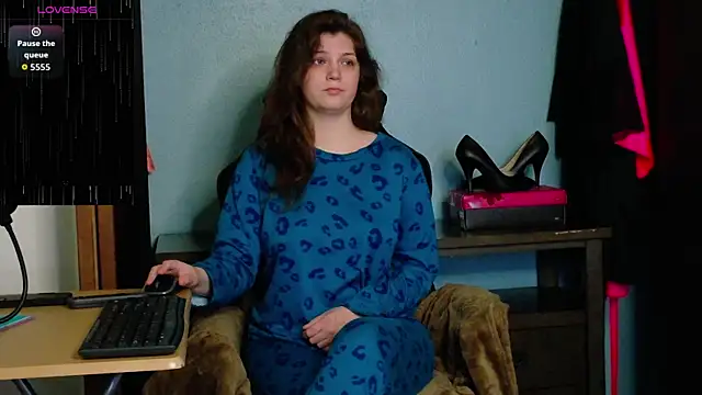 Snapshot of TreeJeanne chatting on October 8, 2025, 11:57 pm TreeJeanne online show from October 8, 2025, 11:57 pm