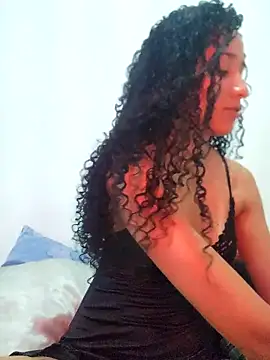 lessaeumesma8 online show from September 30, 2025, 6:35 pm