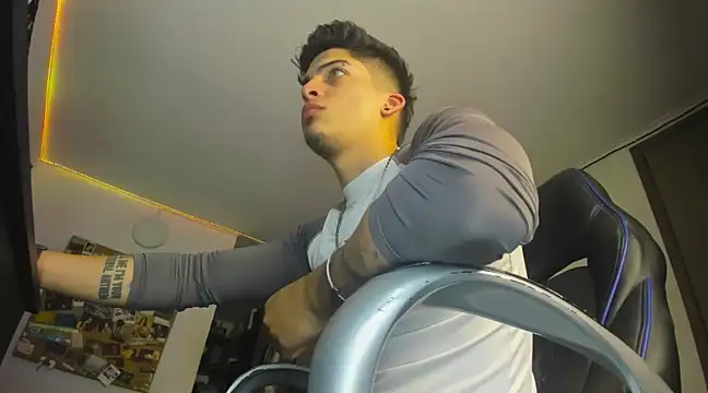 Snapshot of charlie_hotxxx chatting on December 28, 2024, 3:15 am charlie hotxxx online show from December 28, 2024, 3:15 am