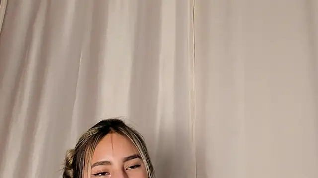 Snapshot of _Emma_Valka chatting on December 24, 2024, 1:27 am Emma Valka online show from December 24, 2024, 1:27 am