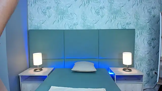 lexiethompson  online show from October 1, 2025, 12:11 pm