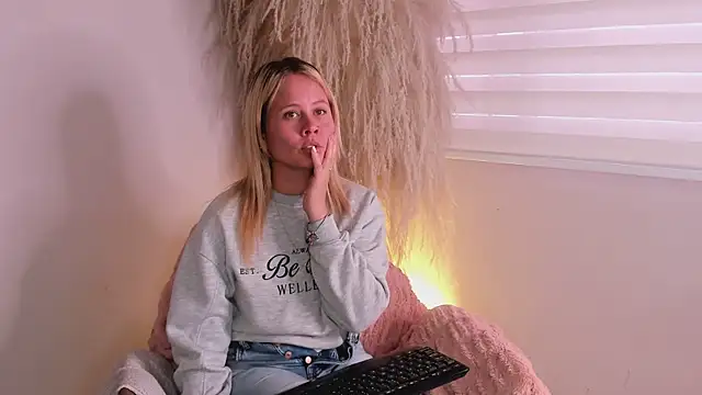 Snapshot of stefanny_ruiz_ chatting on January 2, 2025, 3:40 pm stefanny ruiz online show from January 2, 2025, 3:40 pm