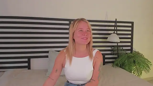 Snapshot of stefanny_ruiz_ chatting on February 17, 2025, 12:48 pm stefanny ruiz online show from February 17, 2025, 12:48 pm