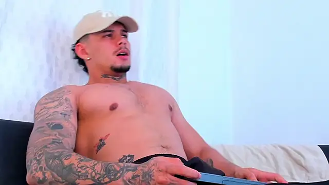 Snapshot of NoahhBrown chatting on October 2, 2025, 3:35 am NoahhBrown online show from October 2, 2025, 3:35 am