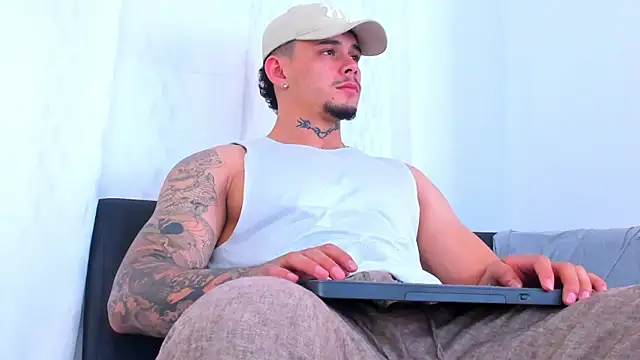 Snapshot of NoahhBrown chatting on October 24, 2025, 5:37 am NoahhBrown online show from October 24, 2025, 5:37 am