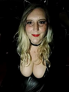 Snapshot of BecciDeluxe chatting on October 31, 2025, 8:54 pm BecciDeluxe online show from October 31, 2025, 8:54 pm