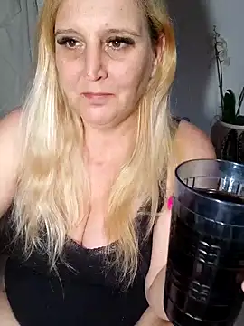 BecciDeluxe online show from March 15, 2026, 2:56 pm