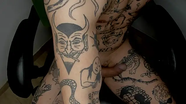 Snapshot of layneinchains chatting on December 9, 2024, 6:01 am layneinchains online show from December 9, 2024, 6:01 am