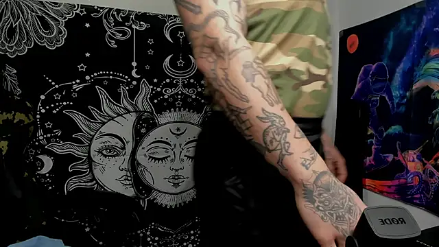 Snapshot of layneinchains chatting on December 23, 2024, 10:33 pm layneinchains online show from December 23, 2024, 10:33 pm