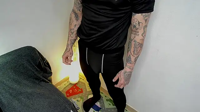 Snapshot of layneinchains chatting on November 12, 2025, 8:37 am layneinchains online show from November 12, 2025, 8:37 am