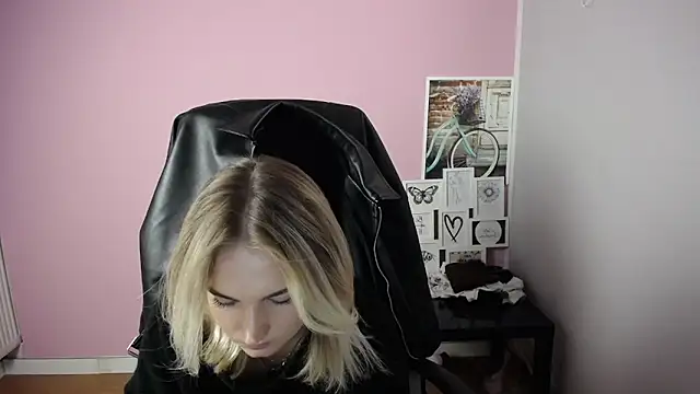 Snapshot of viktoria_lovely chatting on October 15, 2025, 8:58 am viktoria lovely online show from October 15, 2025, 8:58 am