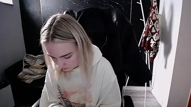 Snapshot of viktoria_lovely chatting on November 11, 2025, 10:26 am viktoria lovely online show from November 11, 2025, 10:26 am