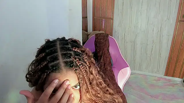 Snapshot of Alika01 chatting on October 25, 2025, 1:29 pm Alika01 online show from October 25, 2025, 1:29 pm