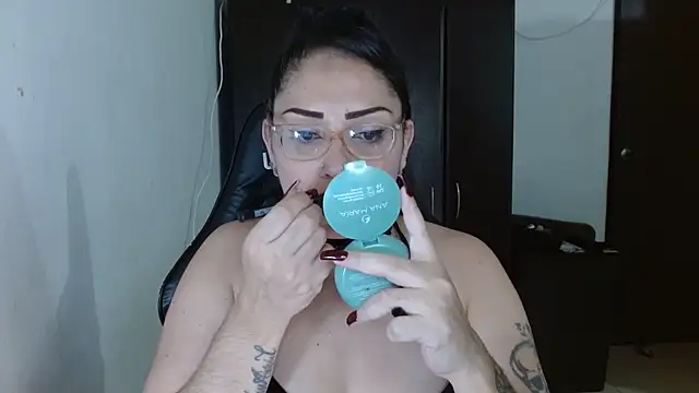 natashasmithe online show from November 19, 2025, 1:05 am