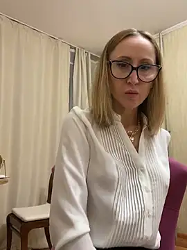 Snapshot of LauraDavis chatting on December 3, 2025, 7:34 pm LauraDavis online show from December 3, 2025, 7:34 pm