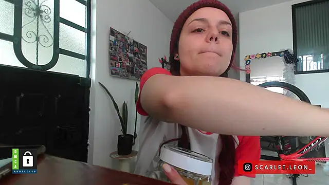 Snapshot of Scarletleon77 chatting on October 6, 2025, 4:04 pm Scarletleon77 online show from October 6, 2025, 4:04 pm