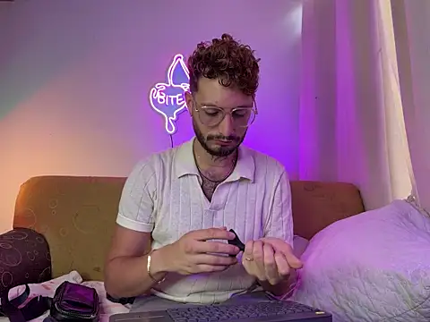 Snapshot of axel_giracr chatting on October 15, 2025, 7:14 pm axel giracr online show from October 15, 2025, 7:14 pm