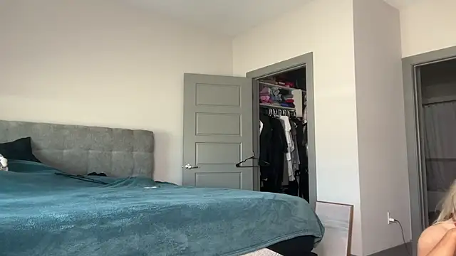 ElenaErickson online show from February 26, 2025, 8:00 pm