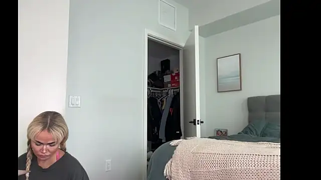 ElenaErickson online show from February 4, 2026, 10:04 pm